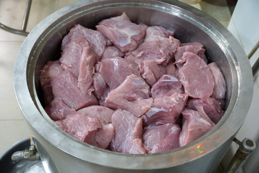 Thịt heo được chuẩn bị trong nồi trước công đoạn kho tại Phượng Chà Bông